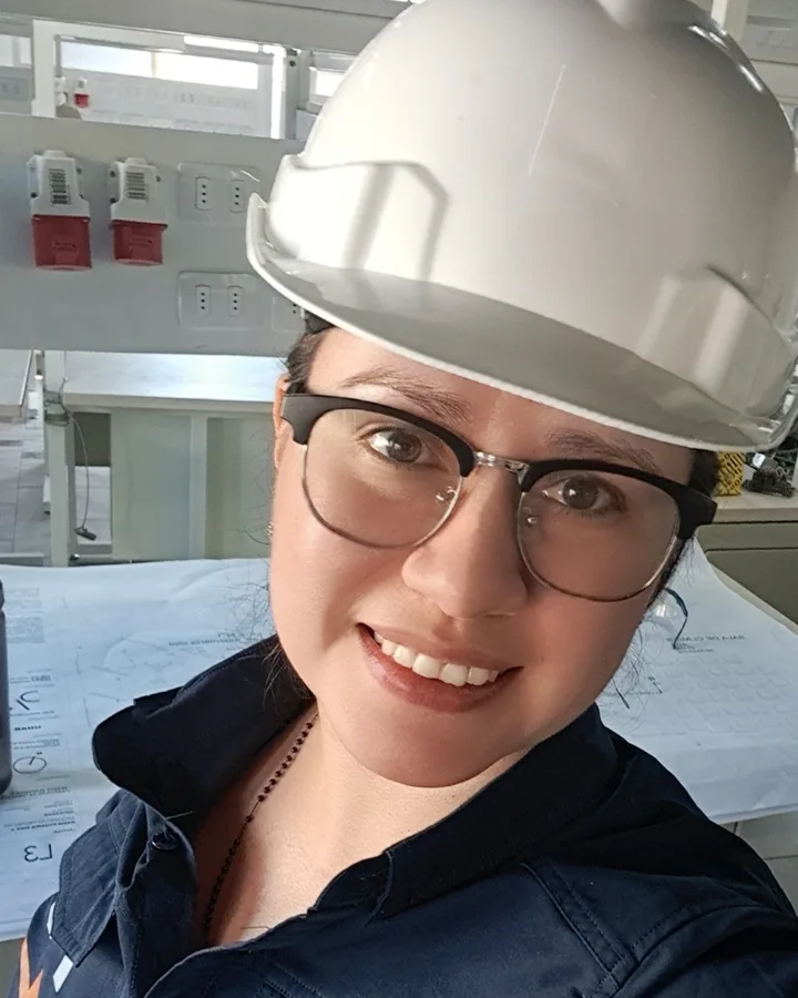 Alexandra Albarracín wearing a hard hat at an electrical job site